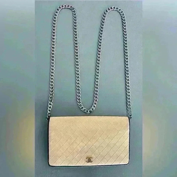 EUC Chanel Ivory quilted wallet. Comes with original ID card.Chanel box included - Picture 10 of 15